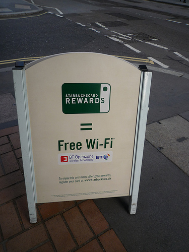 店先に掲げられているスタバのWiFi無料看板 Photo:Ambernectar 13, Flickr