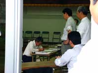 ゼロ票を確認し署名する投票者