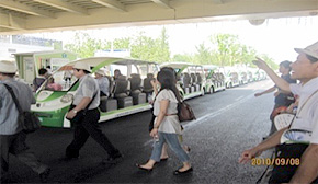 【写真2 会場内の電気自動車】