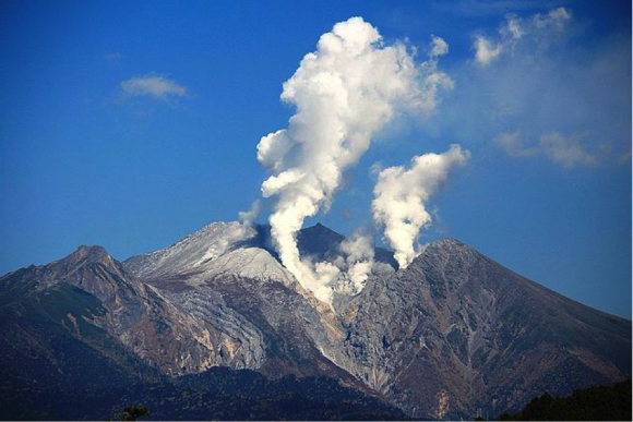 鞍掛峠（白草山と三国山との鞍部）から望む噴煙を上げる御嶽山