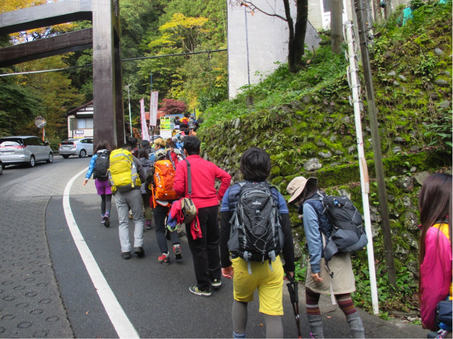 ケーブルカー乗り場の待ち行列