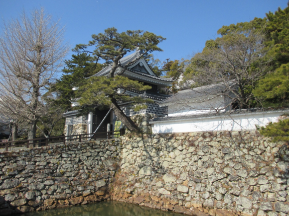 田原城跡-小さな城の立派な城門(復元)