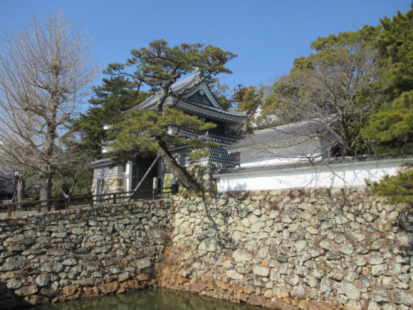 田原城跡－小さな城の立派な城門（復元）