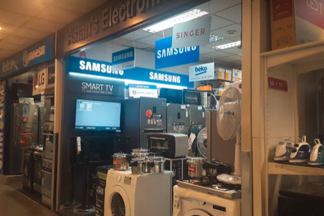 免税店には家電専門の販売店も多い(バンダラナイケ国際空港)
