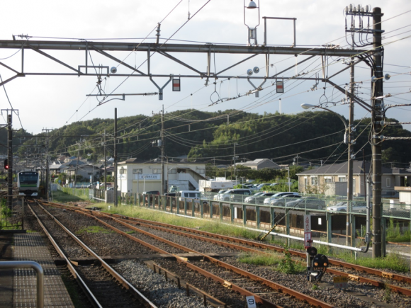 小机駅から城跡