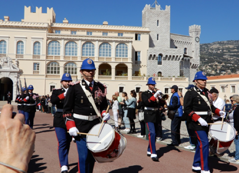 モナコ宮殿広場の閲兵式