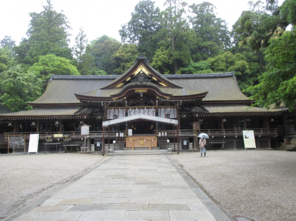 大神神社拝殿－うしろに三輪山が続く