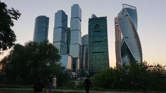 夜11時のモスクワ新都心(Moscow City地区)と散歩者