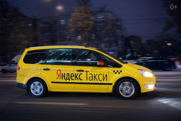 街中で見かけた公式塗装バージョンのYandexタクシー