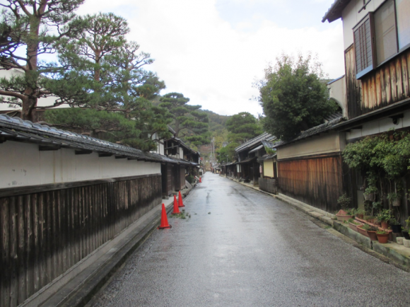 商家屋敷の続く街並み