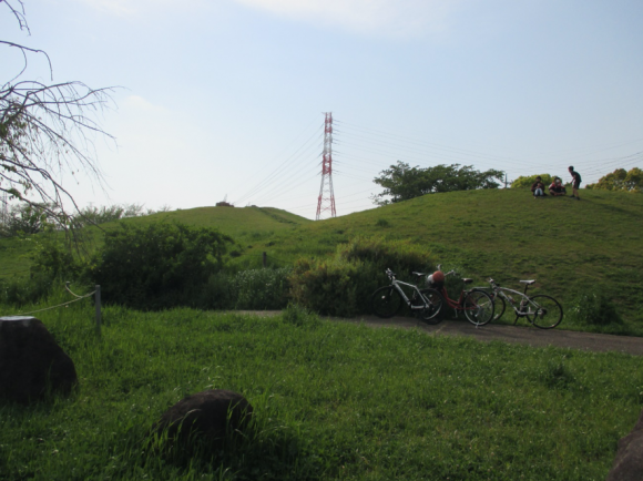 真土大塚山公園にある復元古墳(子供達の遊び場)