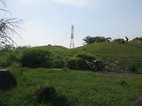 真土大塚山公園にある復元古墳（子供達の遊び場）