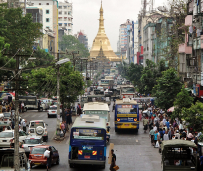 【写真2】ヤンゴン市の交通状況