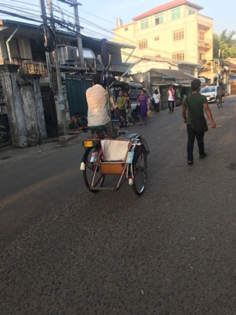 【写真3】ヤンゴン市内を走るサイカー