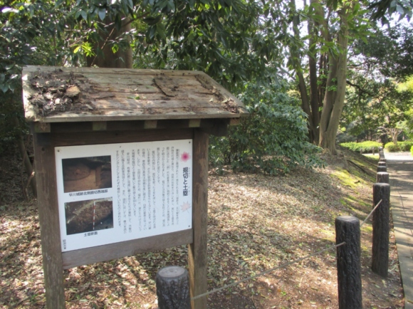 早川城の堀切と土塁―今は埋まって浅くなっている。