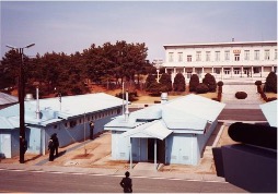 【写真1】板門店の休戦会議場(向こう側は北朝鮮)