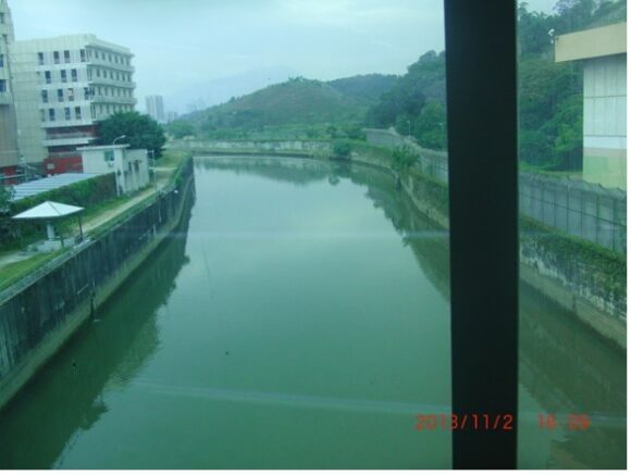 【写真15】香港～深圳の境界線の川