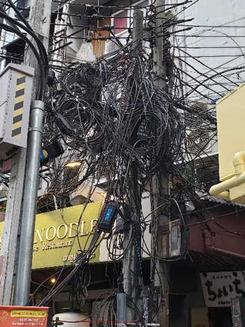 【写真8】配線が鳥の巣状態の電信柱