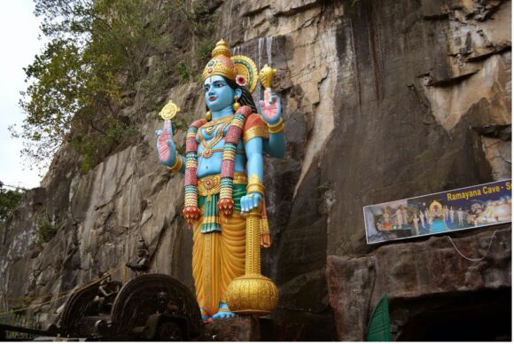 【写真5】Ramayana Cave入り口のヴィシュヌ神像(多分)