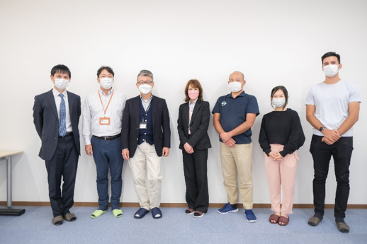 【写真6】左から：山浦氏（ドコモ）、塚本氏（シーナ）、糟谷氏（シーナ）、 岡田氏（翔月庵 神戸大開※）、山端氏（翔月庵 神戸大開）、江﨑氏（テラス）、カルドウェル氏（テラス）