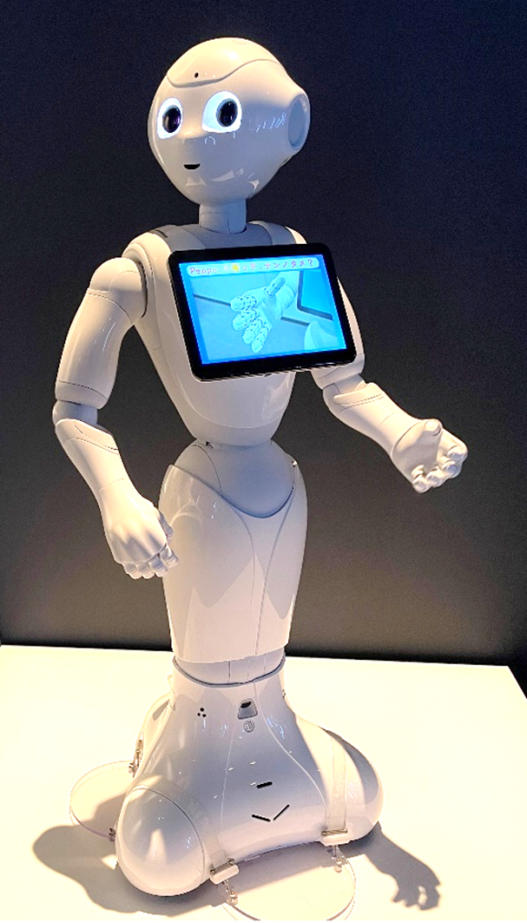 【図2】世界初の「感情」を持った 人型ロボット「Pepper」（ペッパー）2014年