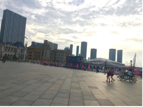 【写真14】「東港エリア」で散歩している市民