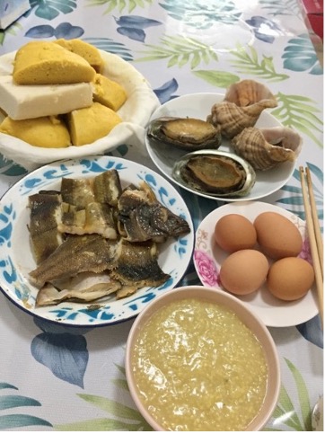 【写真5】朝ごはん：魚の干物、アワのおかゆ、トウモロコシ粉の中華パン