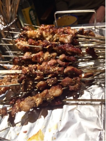 【写真8】羊肉の串焼き
