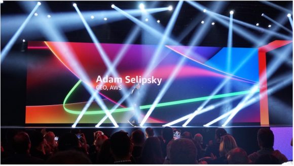 【写真2】2回目の登場となるAWS社CEOのAdam Selipskyさん