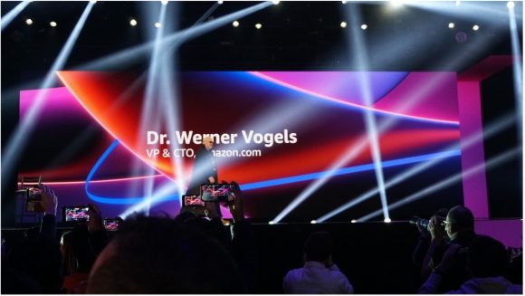 【写真5】大歓声に迎えられて登場するAWS社CTOのDr. Werner Vogelsさん