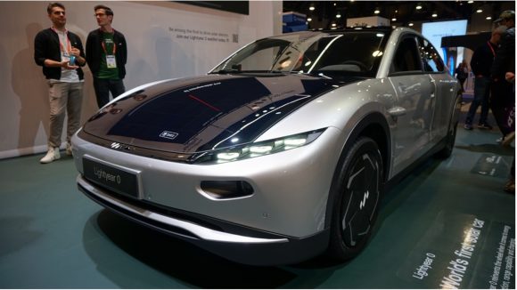 【写真2】LightYear社のソーラー発電とバッテリーのハイブリッドEV