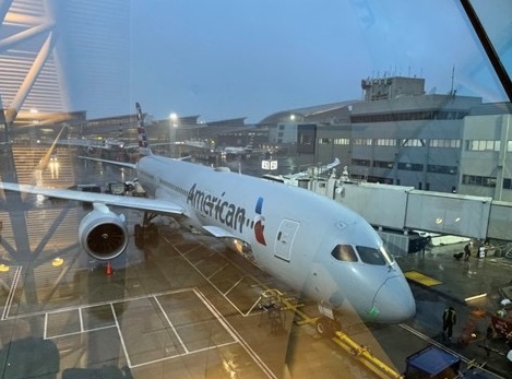 【写真4】雨がそぼ降るロサンゼルス国際空港の駐機場、2023年1月