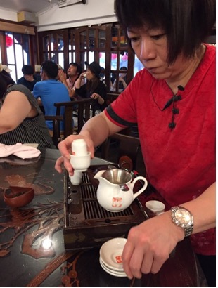 【写真3】店員さんによる台湾茶の実演