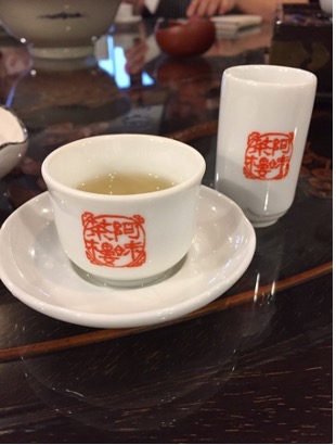 【写真4】品茗杯（左）と、聞香杯（右）