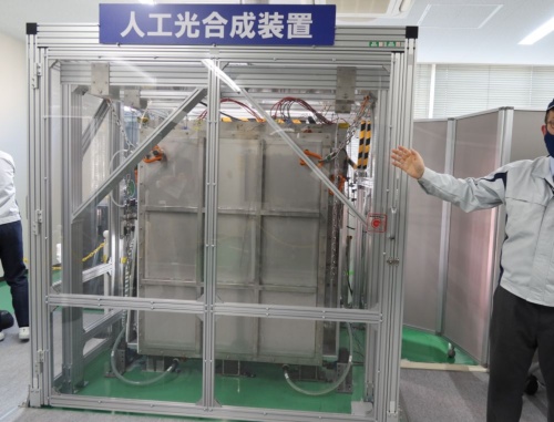 【図3】大型(外観1.6m×1.6m)の人工光合成装置