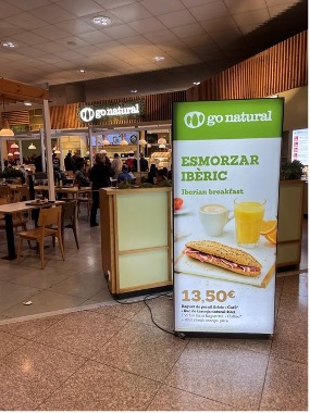 【写真2】空港内にあるイベリコ豚の サンドイッチを売るお店