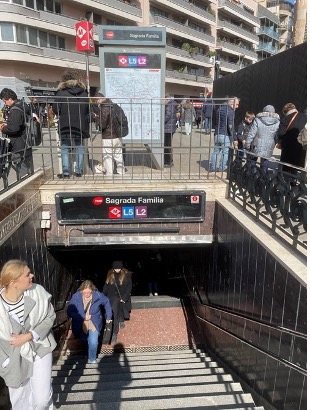 【写真7】地下鉄Sagrada Familia駅へ続く階段