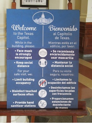 【写真10】テキサス州会議事堂入り口の掲示