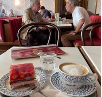 【写真16】老舗カフェ、ハイナー。 地元のおじ様達も朝からケーキ