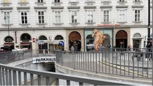 【写真3】旧市街中央には、地下に大駐車場があり、景観を保ちながら、観光需要にも対応