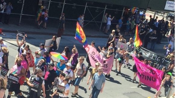 【写真5】LGBTQなど性的マイノリティの権利を主張し、象徴する旗や横断幕を掲げて歩く「NYC Pride」のパレード（2019年6月）