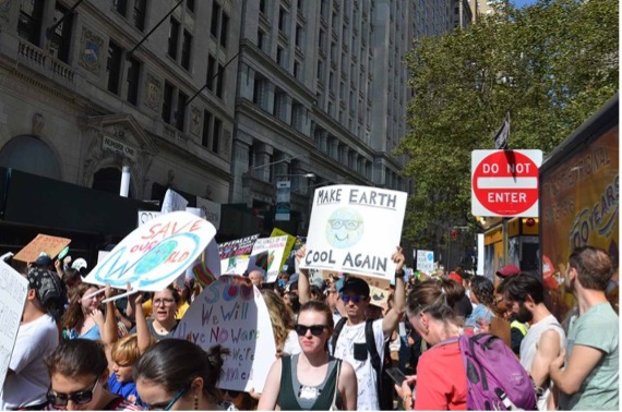【写真6】活動家グレタ・トゥンベリさん主導のもと、気候変動対策が急務と訴える若者たちのデモ（2019年9月）