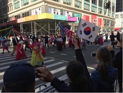 【写真8】韓国系米国人らによる韓国文化を主張しつつアイデンティティや結束を確かめ合うパレード。旧正月に合わせた中国系住民によるパレードなど各国コミュニティによるパレードは同様にある（2019年10月）