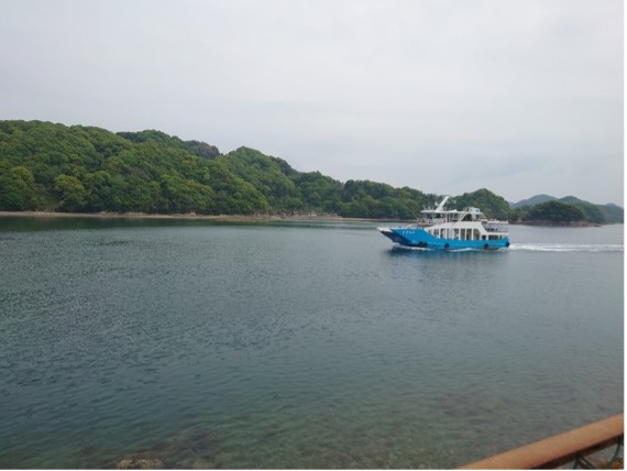【写真8】契島から望むさざなみ号と生野島