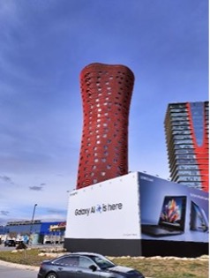 写真3】会場前の環状交差点内のスペースに設置されたSamsungの巨大広告