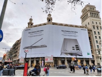 【写真（参考）】バルセロナ市内中心地の カタルーニャ広場に面したビルに掲げられたSamsung S24の広告