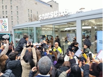 【写真（参考）】MWC開催前日、カタルーニャ広場に設けられたSamsungのサテライト展示場では、 プロモーションイベントとして、地元FCバルセロナの著名サッカー選手を招いて市民との交流イベントが行われていた