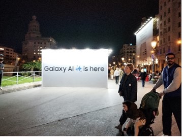 【写真（参考）】MWC開催期間中、Samsungの広告がバルセロナ市内の至るところで見かけられた