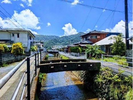【写真2】湯湾川に架かる「伯国橋」