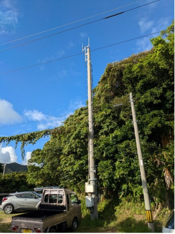 【写真4】筆者が奄美大島最南端で見かけて一人心躍らせた無線基地局(中央)